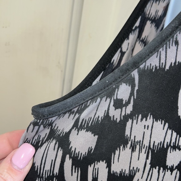 Cute Blouse. Tie around Neck - Picture 3 of 8